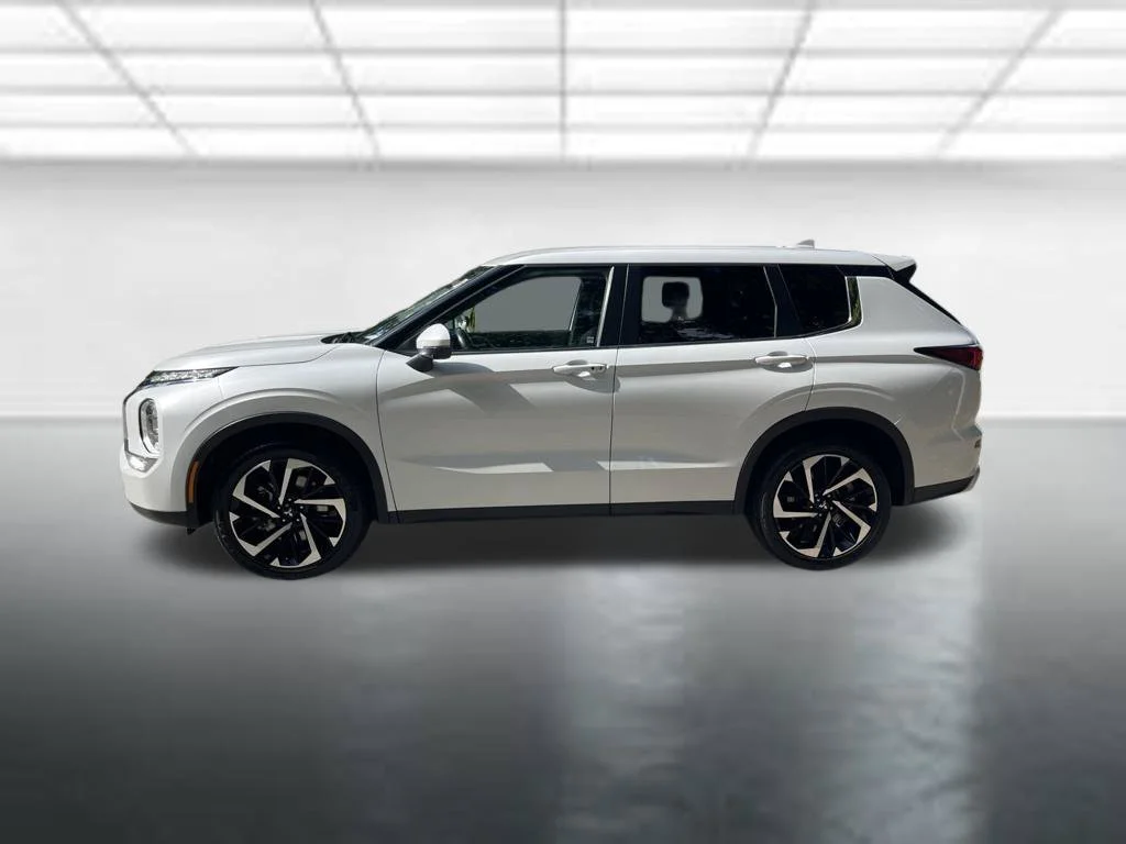 Used 2024 White Mitsubishi SE image 2