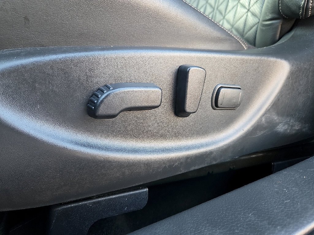 Used 2018 Black Nissan Platinum image 14
