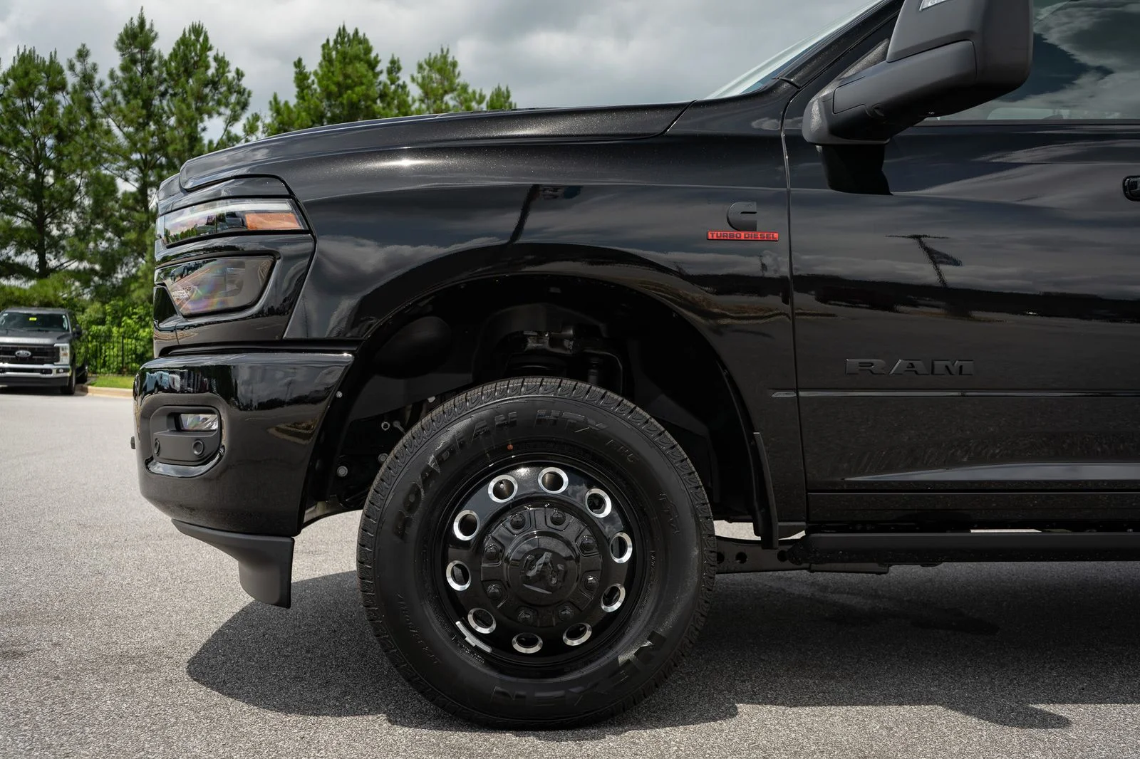 New 2026 Diamond Black Crystal Pearl-Coat Exterior Paint RAM Laramie image 11