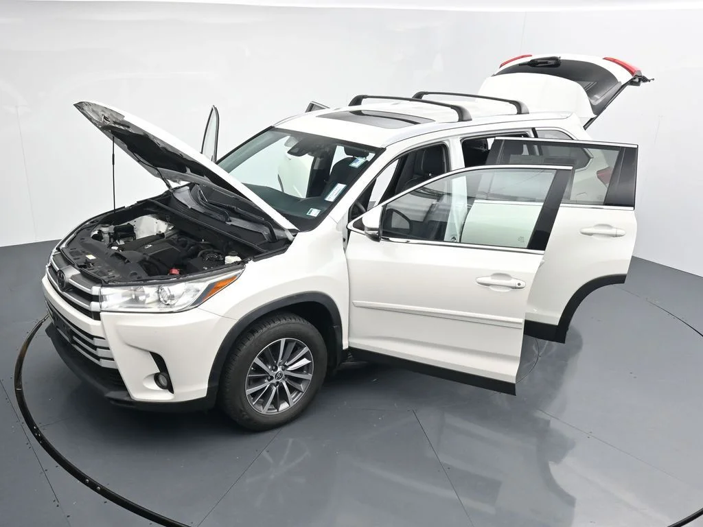 Used 2019 White Toyota XLE image 38