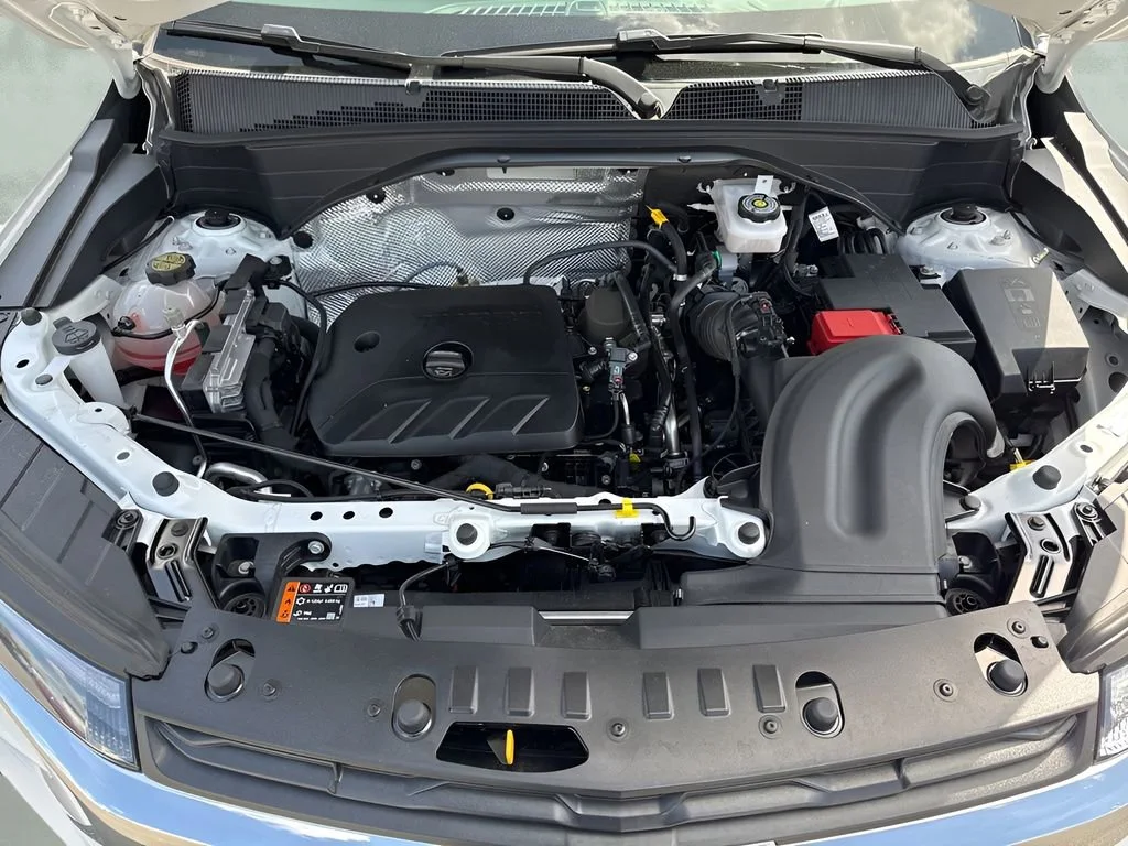 Used 2025 Summit White Chevrolet LT image 27
