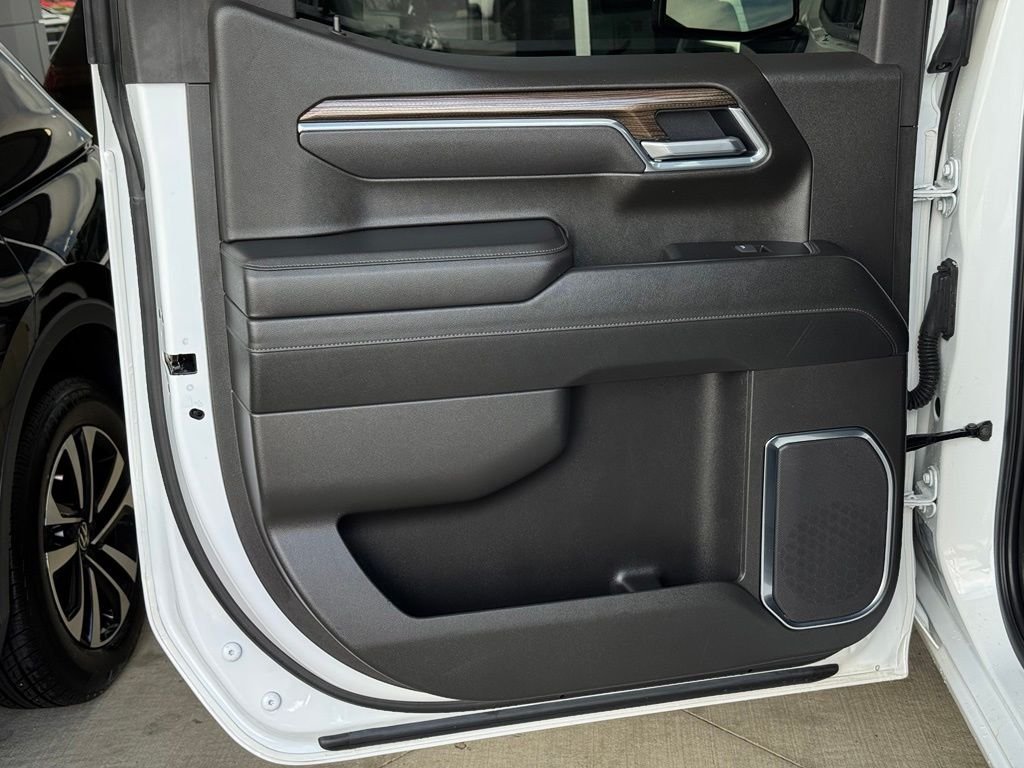Used 2025 White Chevrolet LT image 20