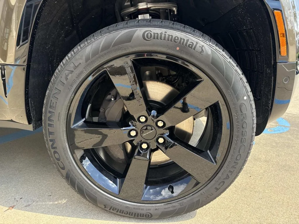 New  Gray Land Rover X-Dynamic SE image 6