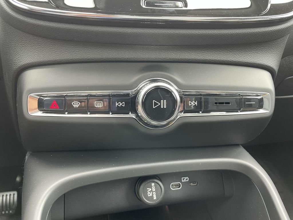 2026 Volvo XC40 Plus - Photo 23