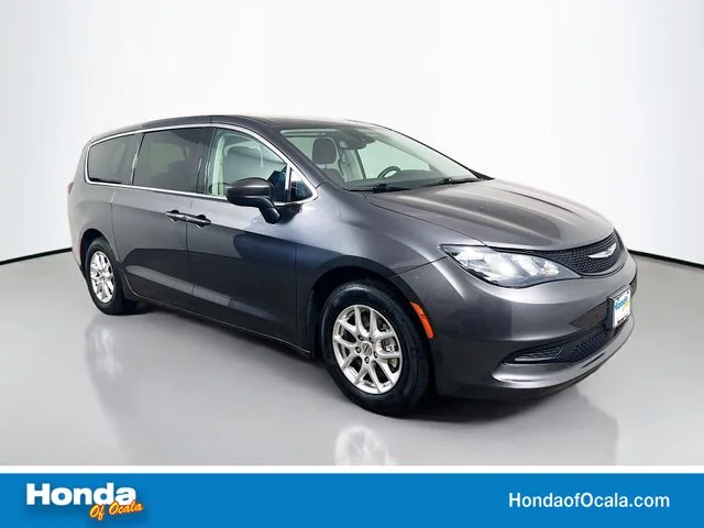 2023 Chrysler Voyager LX's photo
