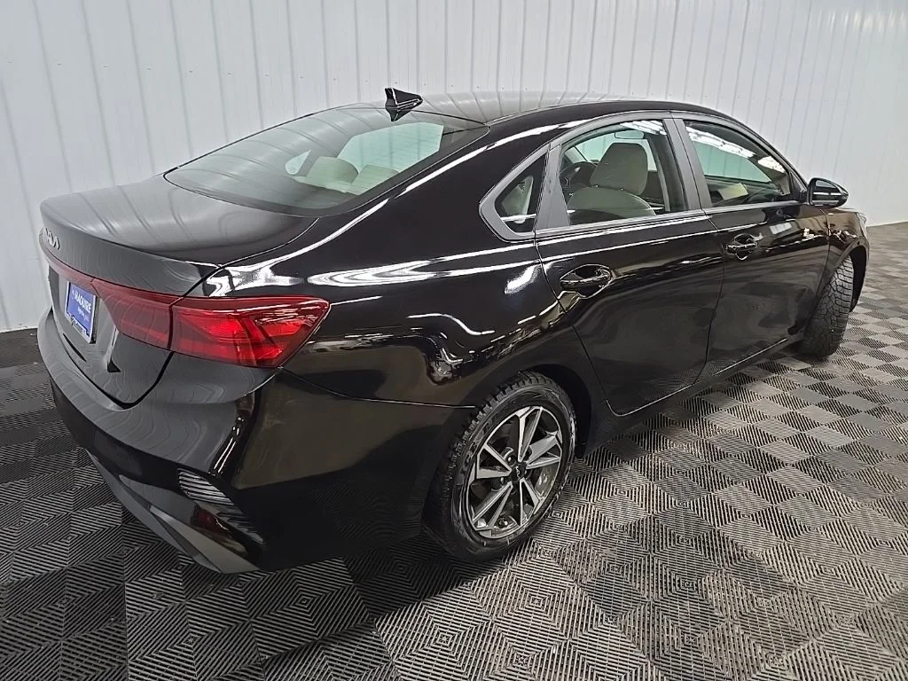 Used 2023 Black Kia LXS image 10
