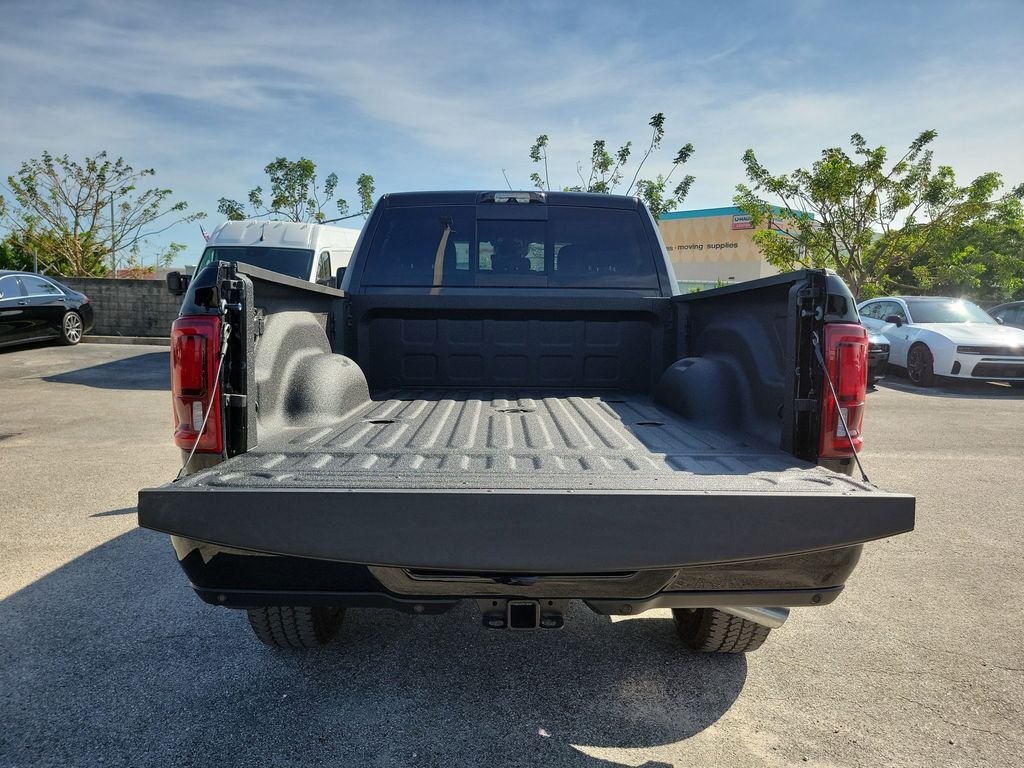 New 2026 Diamond Black Crystal Pearl-Coat Exterior Paint RAM Big Horn image 8