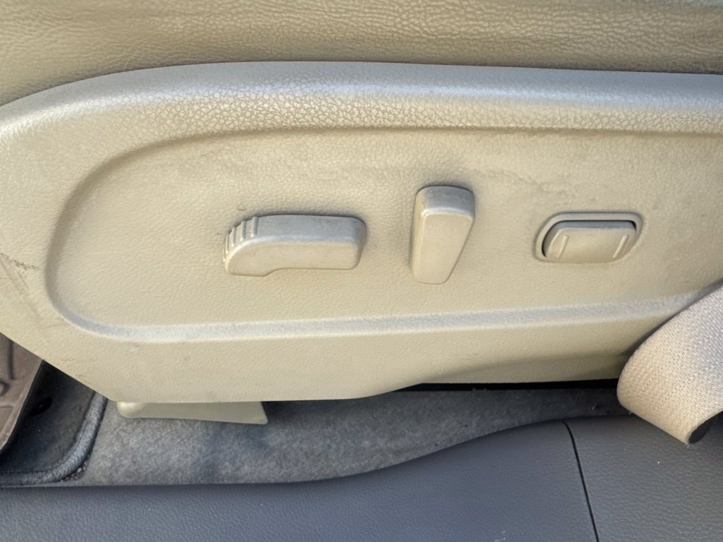 Used 2012 White Nissan SL image 34