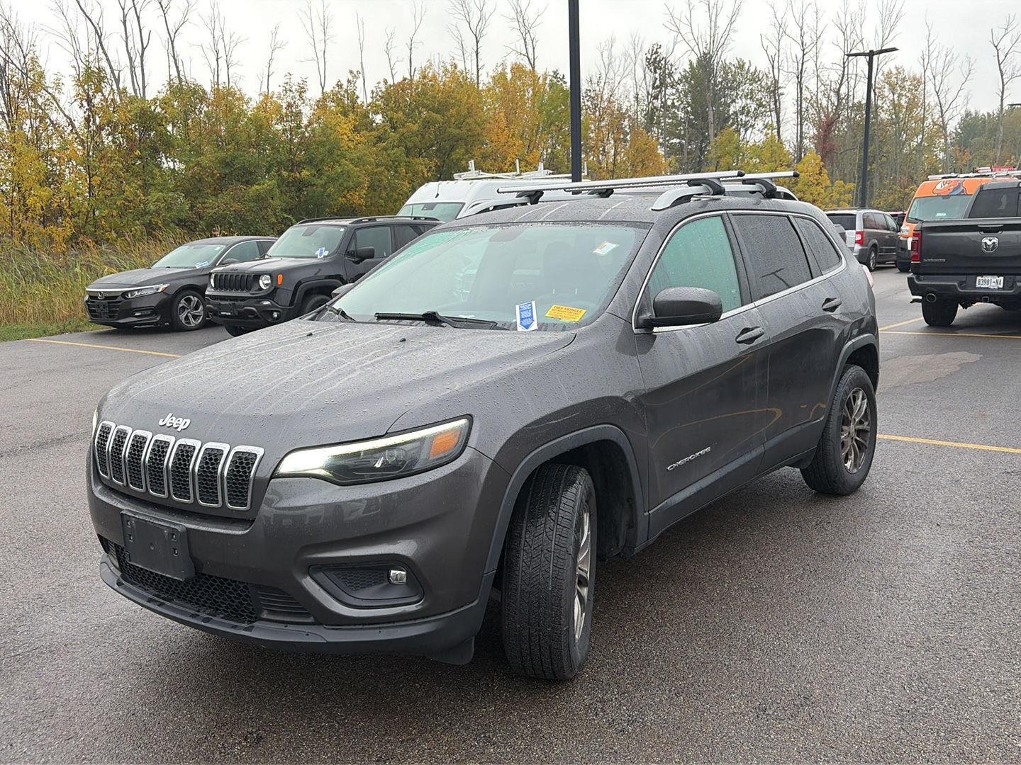 Used 2019 Granite Crystal Metallic Clearcoat Jeep Latitude Plus image 4