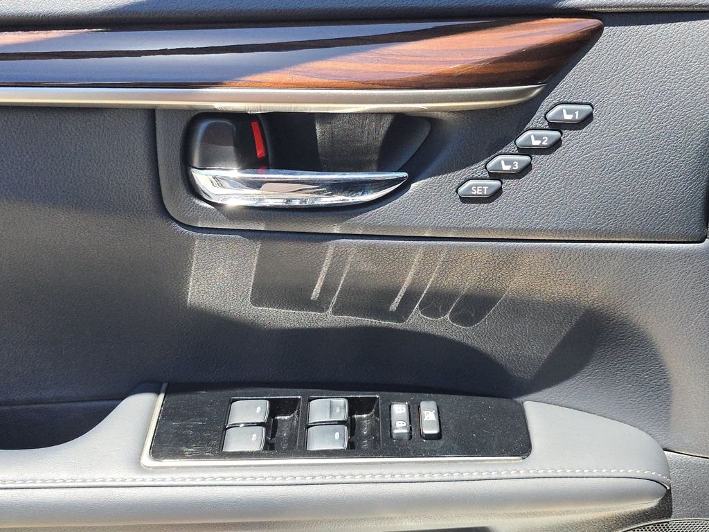 Used 2016 White Lexus 300h image 21