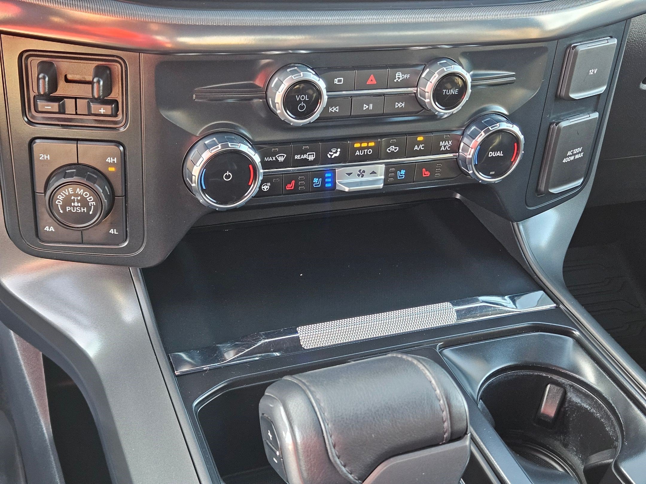 Used 2025 Agate Black Metallic Ford LARIAT image 25