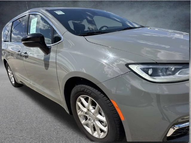Used 2025 White Chrysler Select image 3
