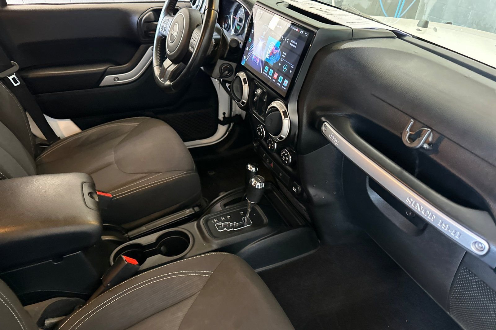 Used 2017 White Jeep Unlimited Sahara image 17
