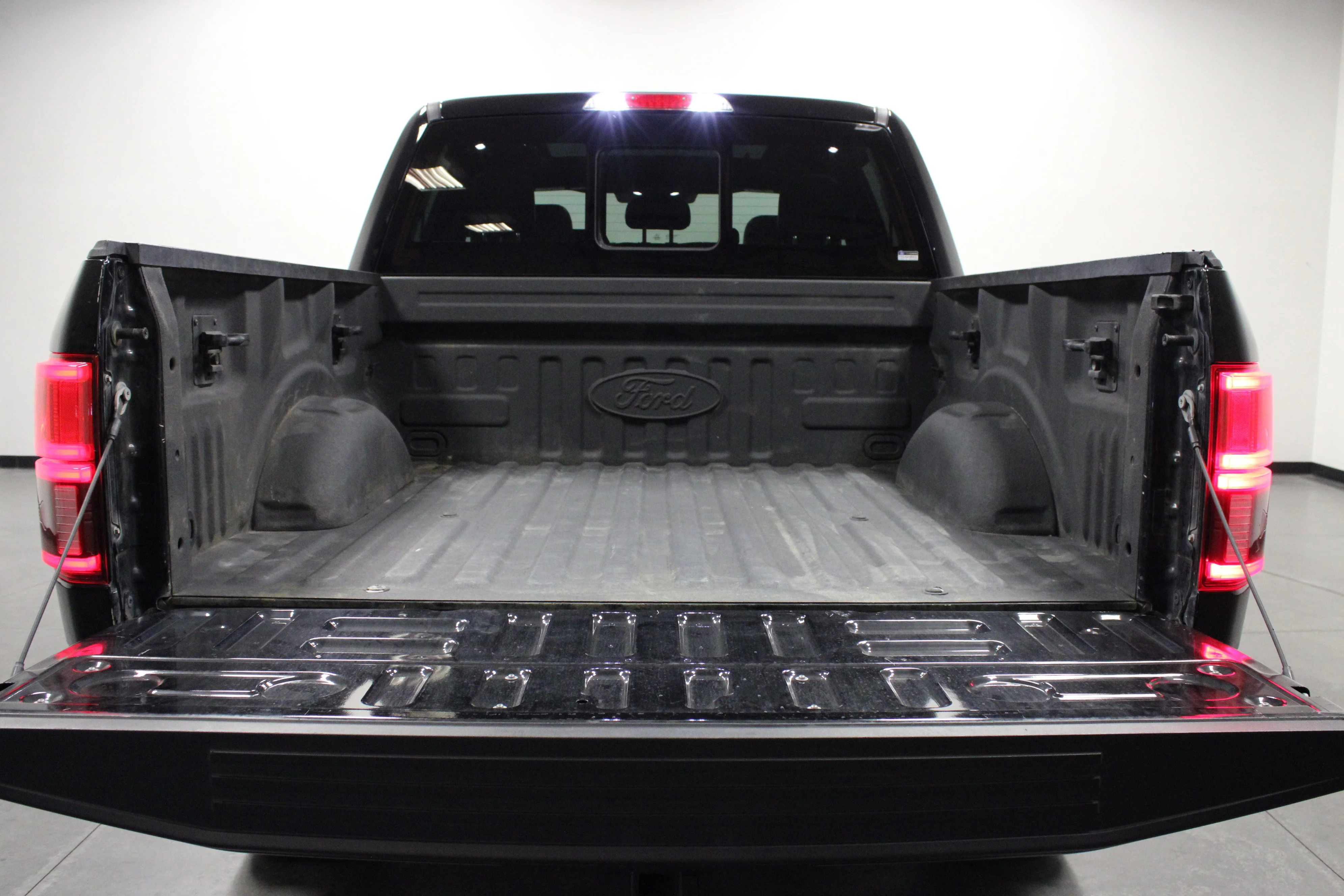 Used 2018 Shadow Black Ford LARIAT image 14