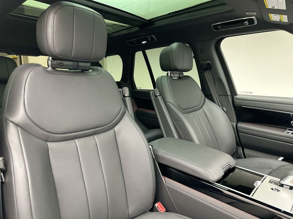 New 2026 Santorini Black Metallic Land Rover SE image 14