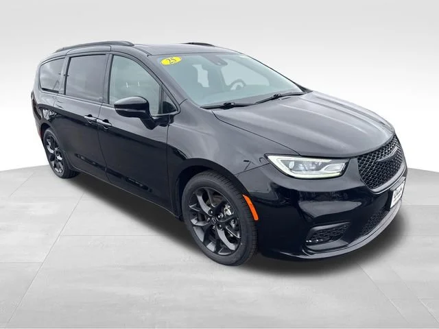 Used 2025 Black Chrysler Limited image 9