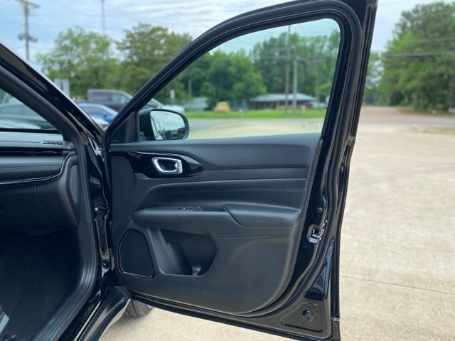 New 2026 Diamond Black Crystal Pearl-Coat Exterior Paint Jeep Latitude image 15