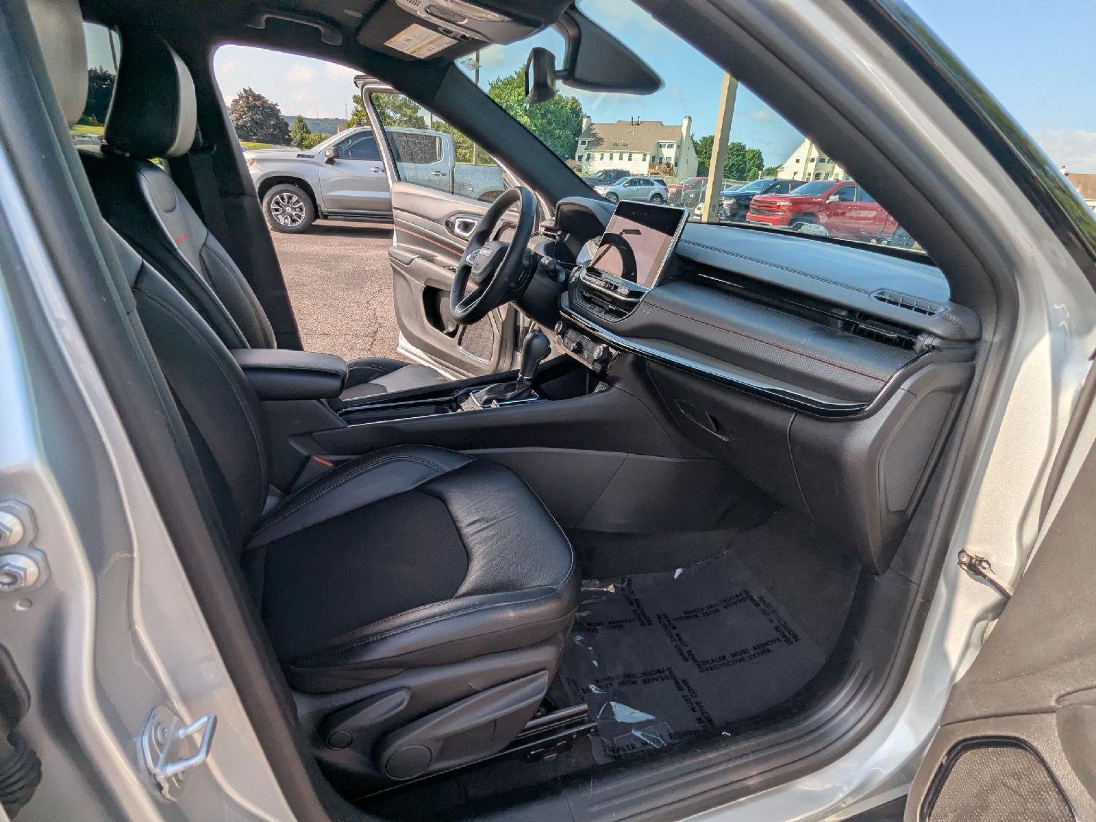 Used 2025 Silver Zynith Metallic Clearcoat Jeep Trailhawk image 32
