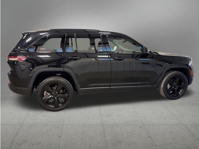 Used 2023 Diamond Black Crystal Pearlcoat Jeep Limited image 6