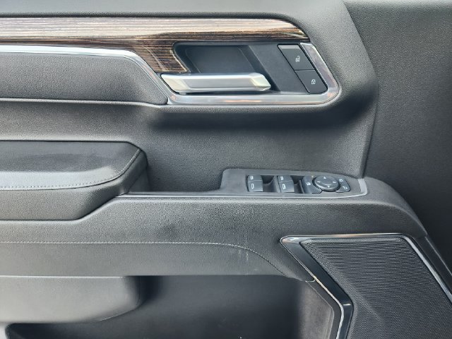 Used 2025 Summit White GMC Elevation image 24