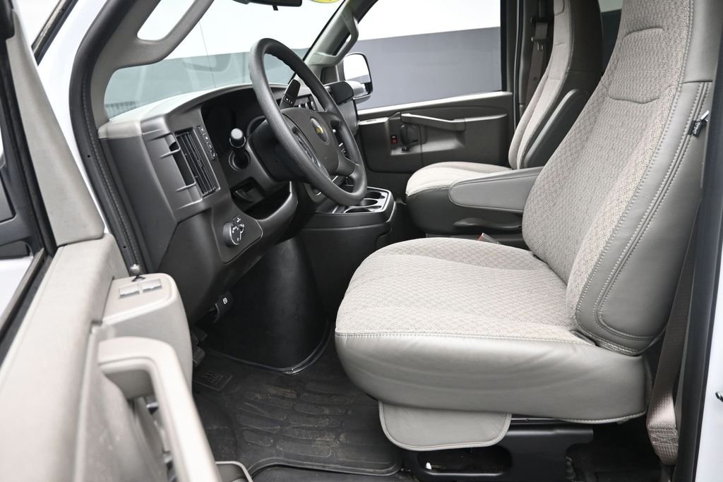 Used 2025 White Chevrolet LT image 16