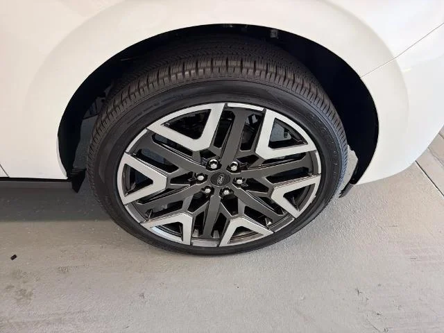 New 2027 Star White Metallic Tri-Coat Ford Platinum image 21