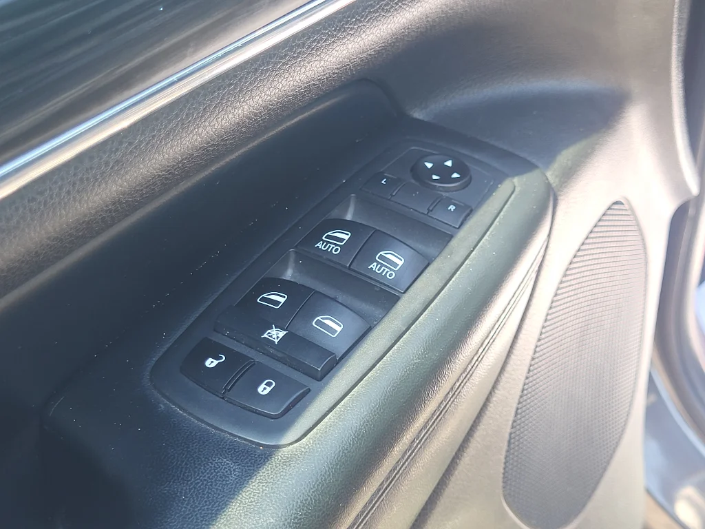 Used 2020 Granite Crystal Metallic Clearcoat Jeep Limited image 19