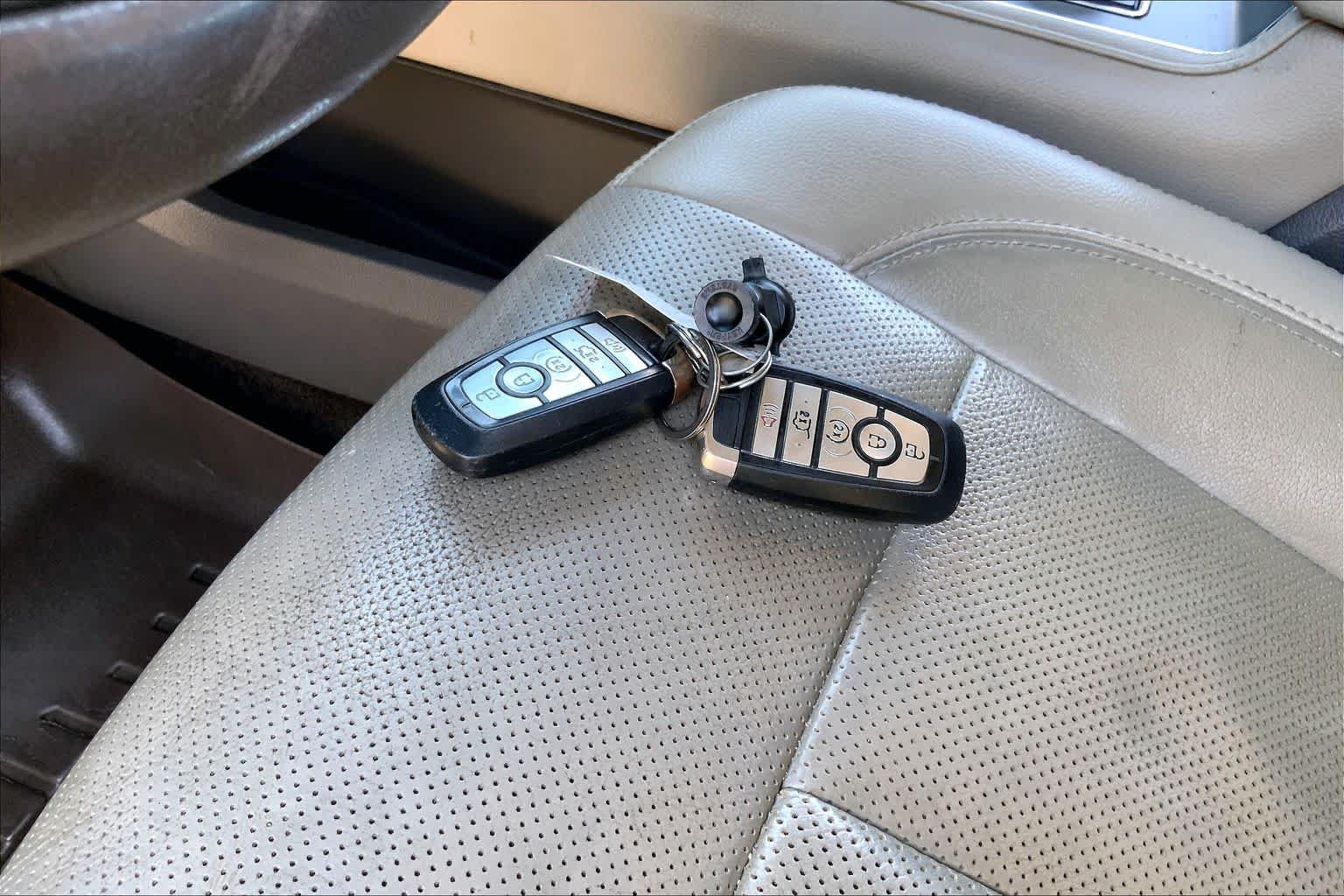 Used 2018 White Platinum Metallic Tri-Coat Ford XLT image 15