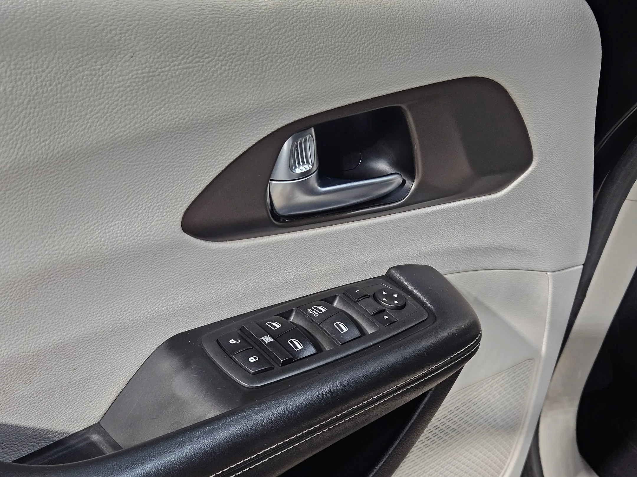 Used 2021 Brilliant Black Crystal Pearlcoat Chrysler L image 21