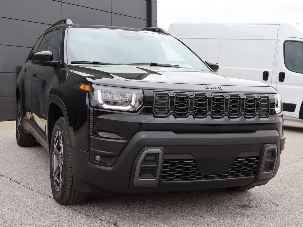 New 2026 Diamond Black Crystal Pearl-Coat Exterior Paint Jeep Limited image 6