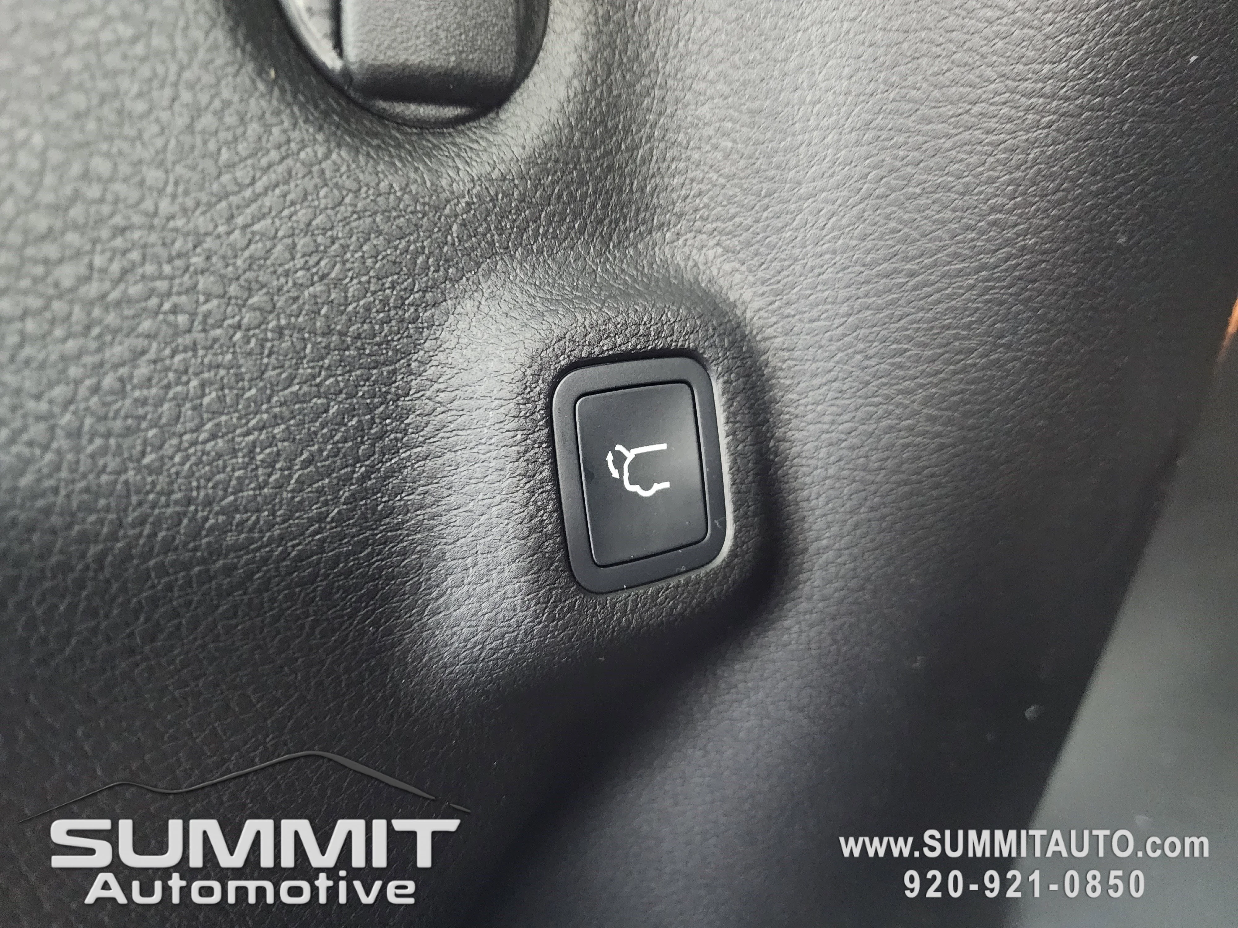 New 2026 Diamond Black Crystal Pearl-Coat Exterior Paint Jeep Latitude image 29