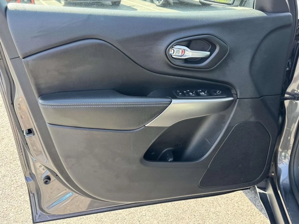 Used 2020 Gray Jeep Latitude Plus image 26