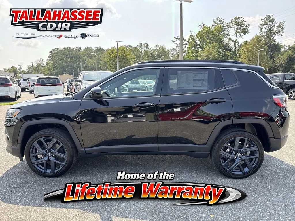 New 2026 Diamond Black Crystal Pearl-Coat Exterior Paint Jeep Latitude image 6