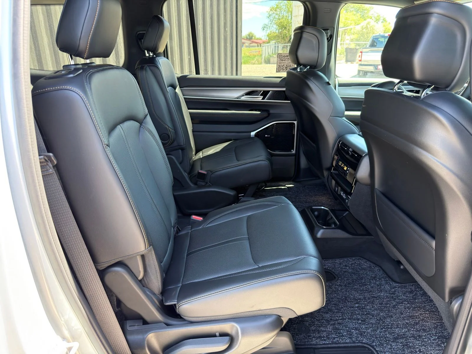 New 2026 Silver-Zynith Exterior Paint Jeep  image 35