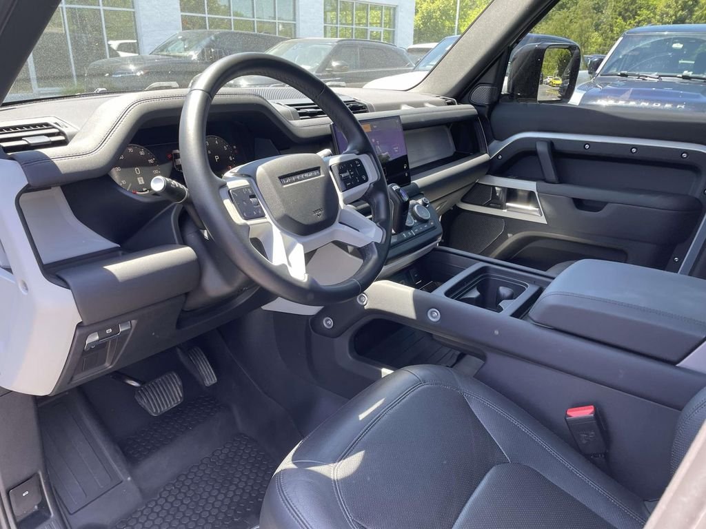 Certified Used 2024 Hakuba Silver Metallic Land Rover SE image 9