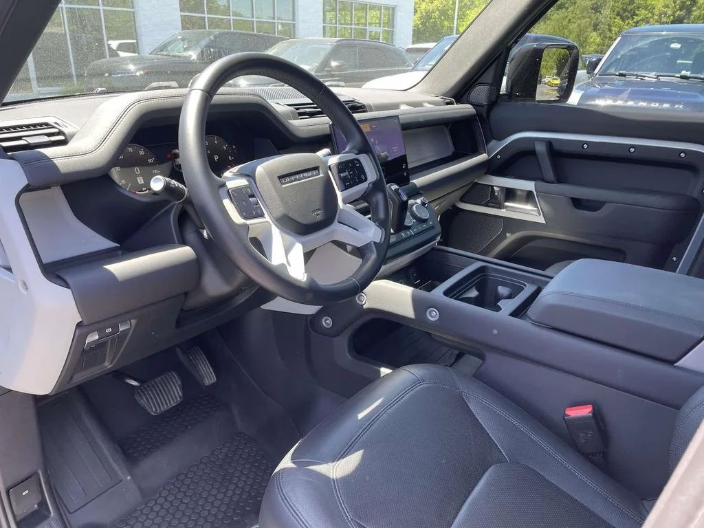 Used 2024 Hakuba Silver Metallic Land Rover SE image 9