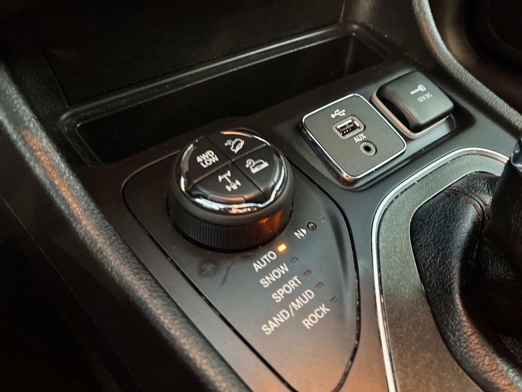 Used 2019 Gray Jeep Trailhawk image 29