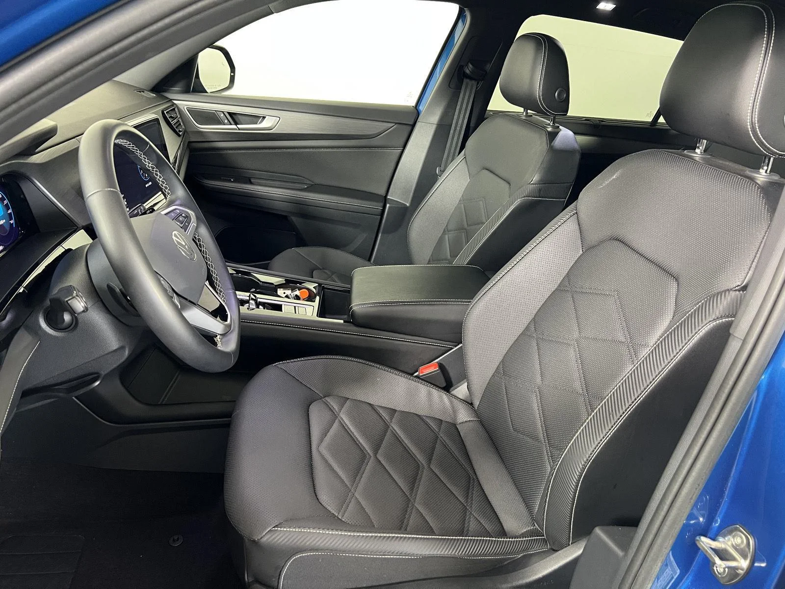 Used 2024  Volkswagen 2.0T SE w/Technology image 7