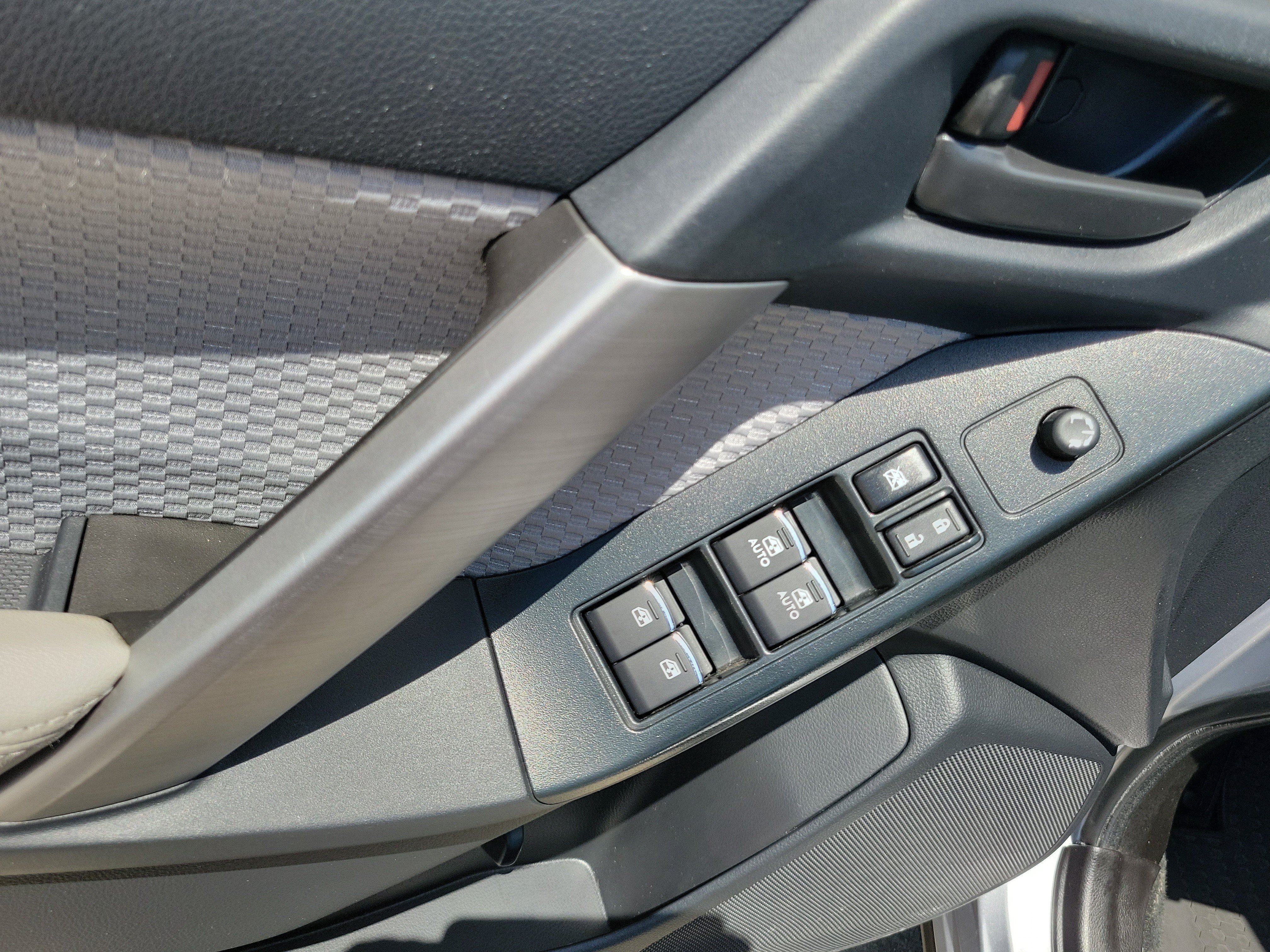 Used 2017 Ice Silver Metallic Subaru Premium image 17