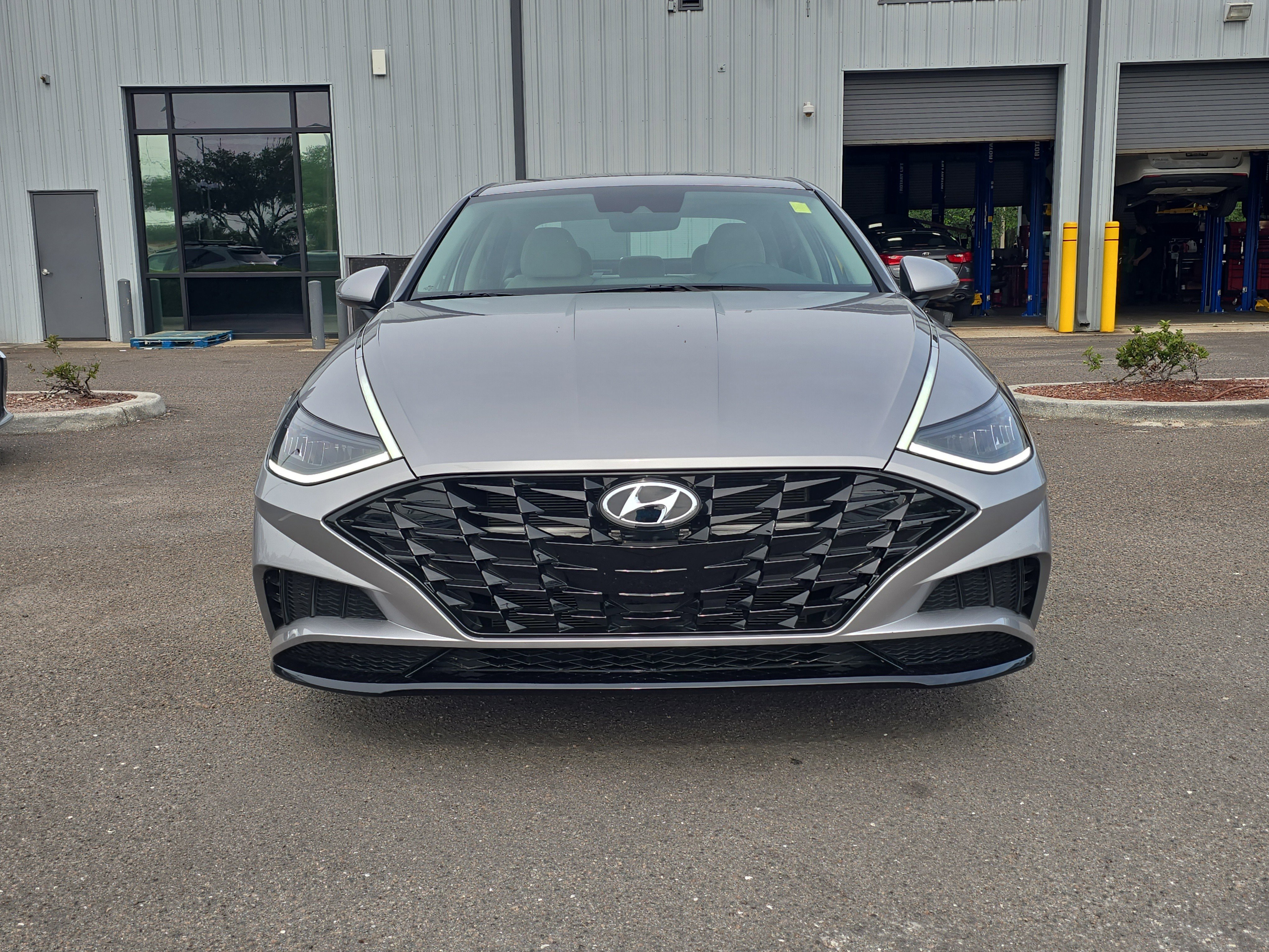 Used 2021 Shimmering Silver Pearl Hyundai SEL image 3