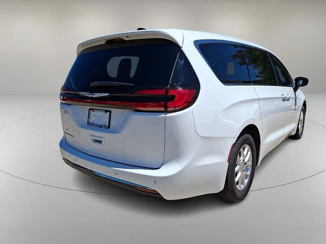Used 2025 White Chrysler Select image 10