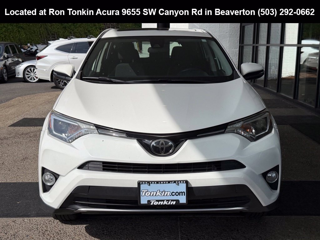 Used 2018 Super White Toyota XLE image 3