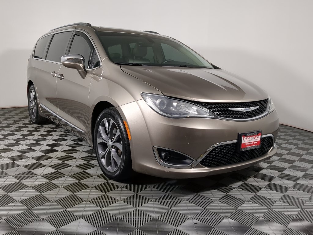 Used 2017 Chrysler Pacifica Limited with VIN 2C4RC1GG5HR727594 for sale in Tilton, IL