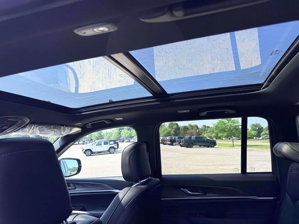 New 2026 Diamond Black Crystal Pearlcoat Jeep Limited image 12