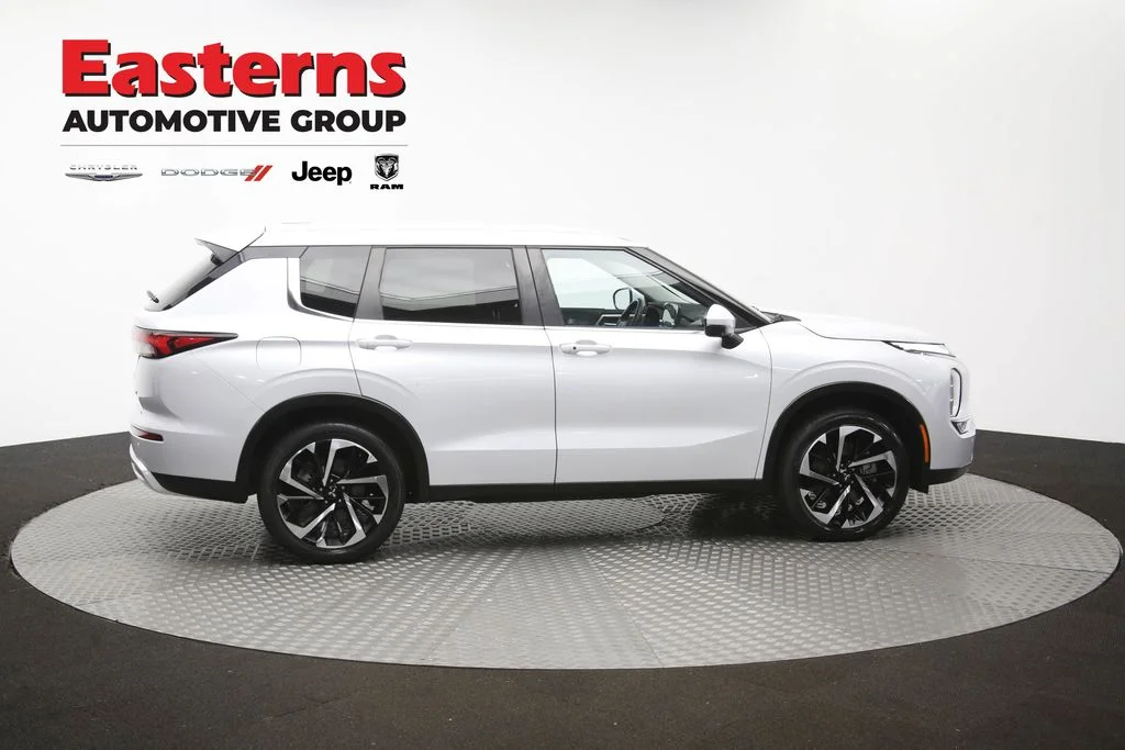 Used 2022 White Mitsubishi SE image 43