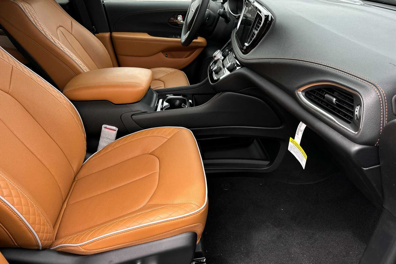 New 2023 Brilliant Black Crystal Pearl-Coat Exterior Paint Chrysler PINNACLE image 17