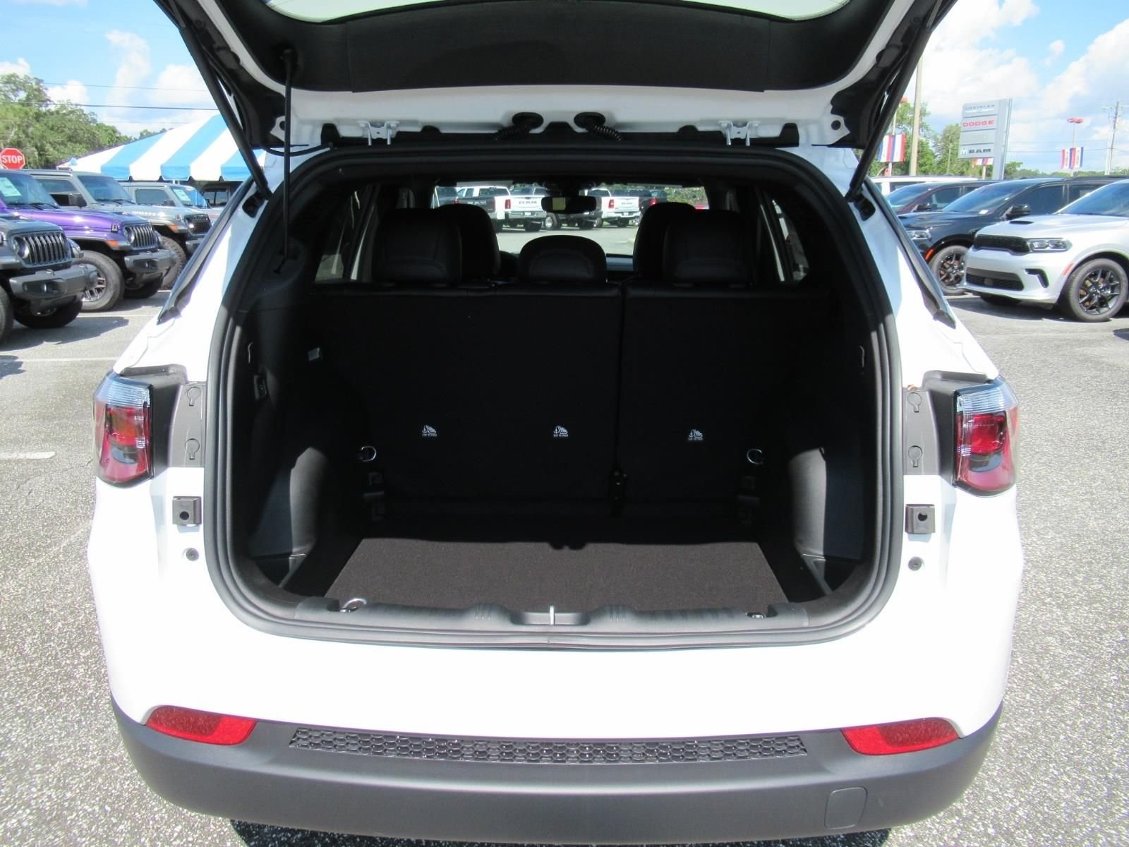 New 2026 Bright White Clear-Coat Exterior Paint Jeep Latitude image 36