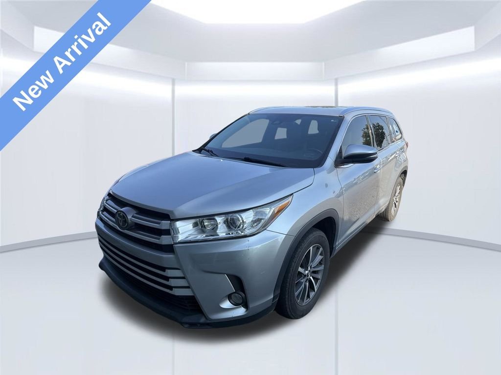 Used 2018 Silver Toyota XLE image 1