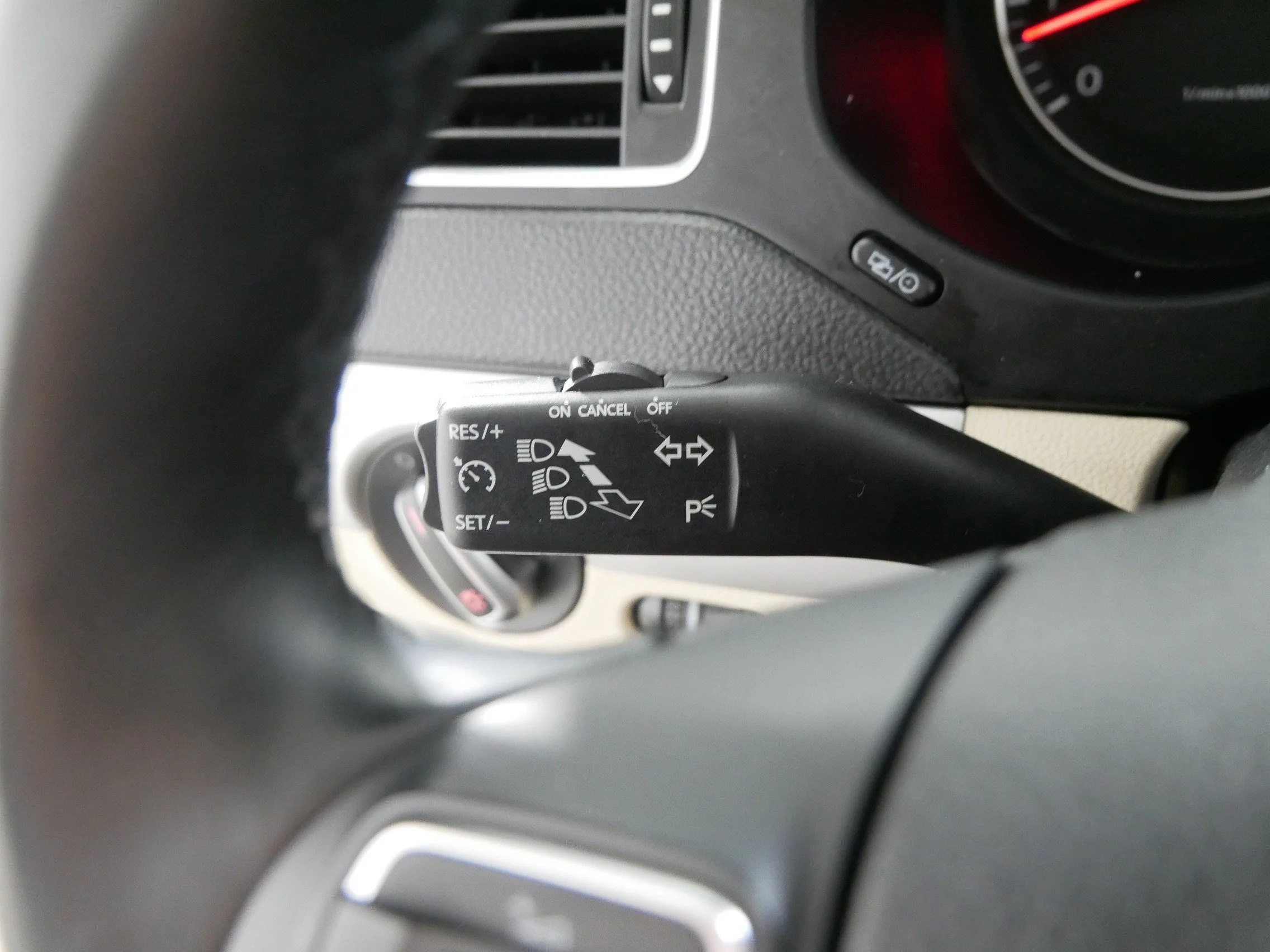Used 2014 Candy White Volkswagen SE w/Connectivity/Sunroof image 32
