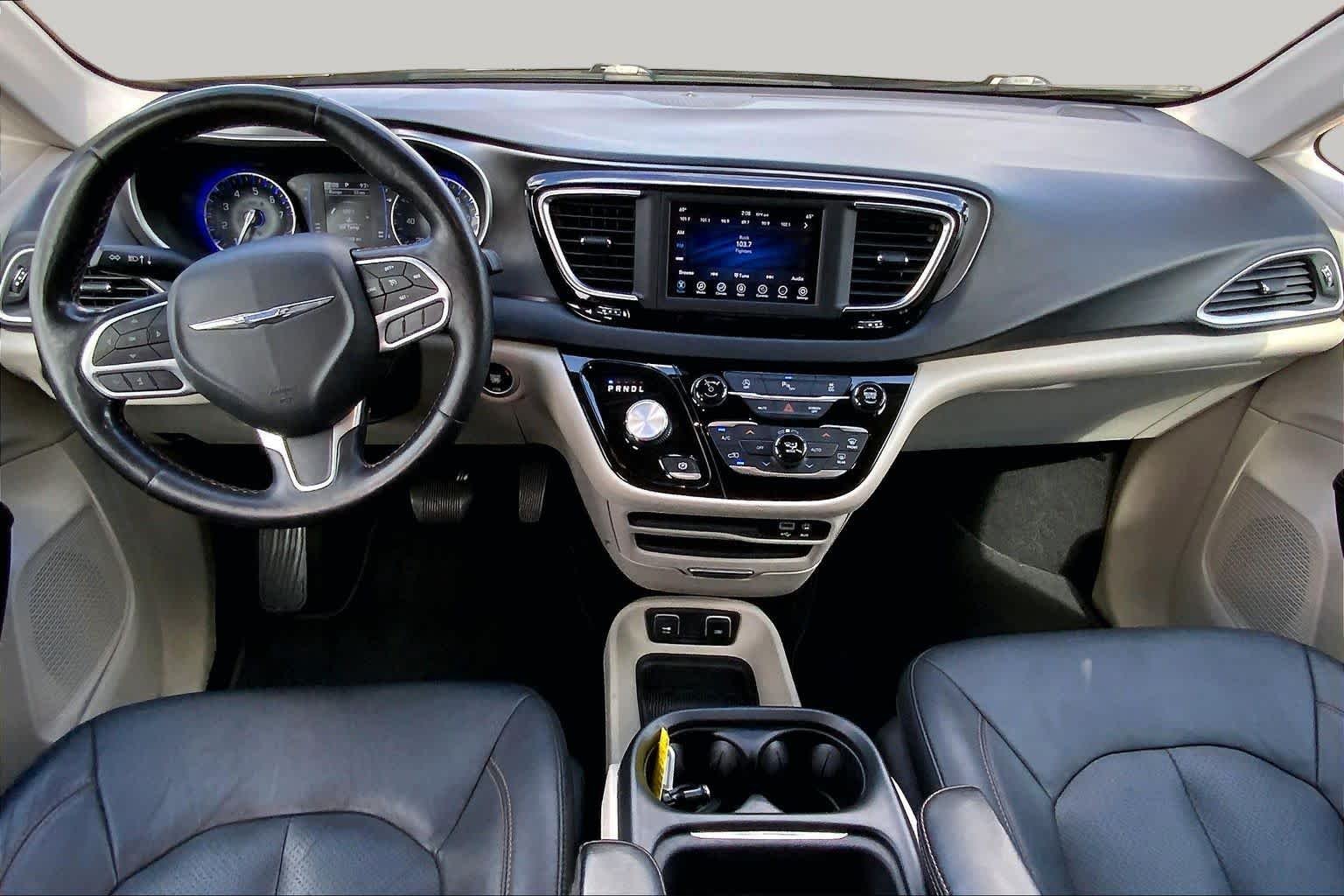Used 2020 Brilliant Black Crystal Pearlcoat Chrysler Touring L image 15